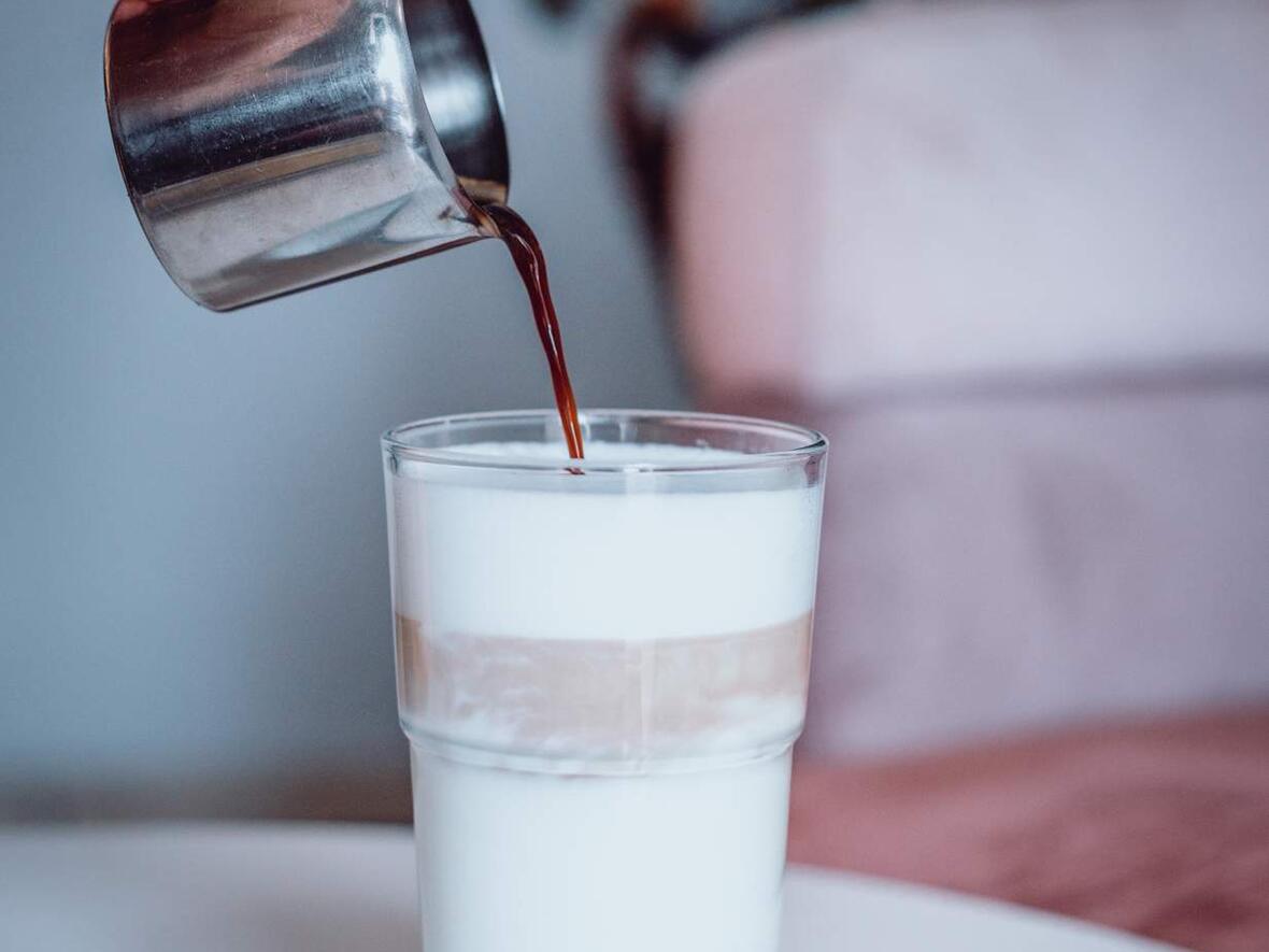 latte-macchiato-in-der-baeckerei-schlegl