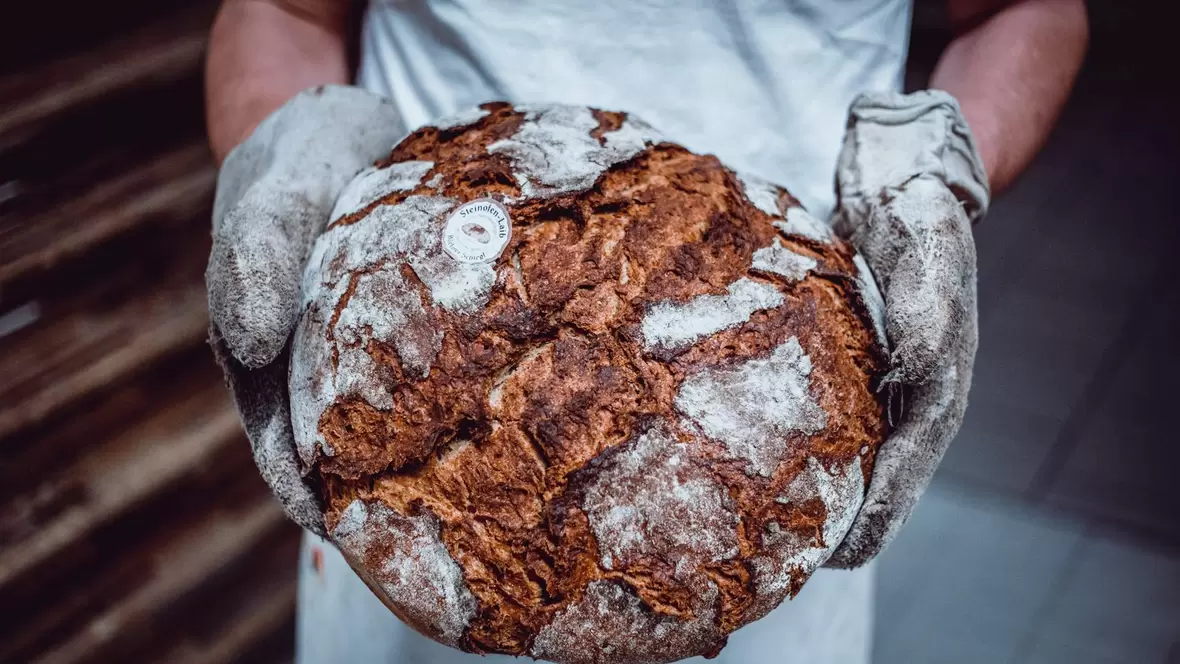 knuspriges-brot-steinofen-laib-der-baeckerei-schlegl