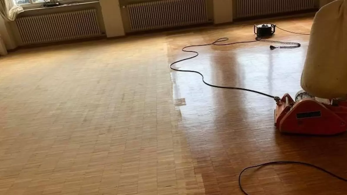 fussboden-braun-holz-reinigen-bayko-gebaeudereinigung
