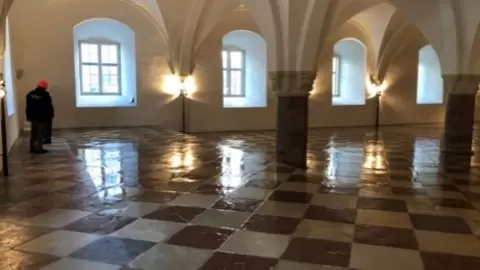 weiss-braun-rote-fliesen-in-altem-gebaeude-bayko-gebaeudereinigung