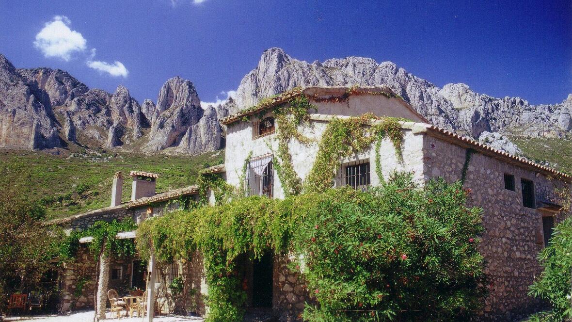 bodegas-torre-enmedio-haus-mit-straeuchern-und-bergen