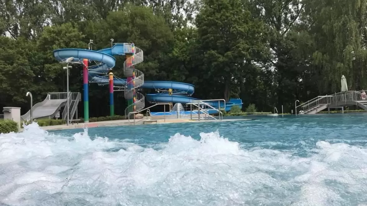 brandlbad-neuburg-attraktionsbecken-mit-wasserrutsche