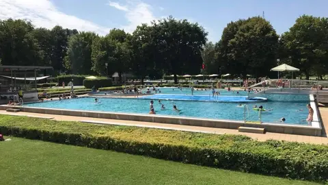 das-brandlbad-neuburg-mit-gruener-wiese-und-wasserbecken-bei-sonnenschein