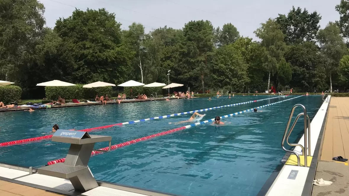 das-sportbecken-des-brandlbad-neuburg