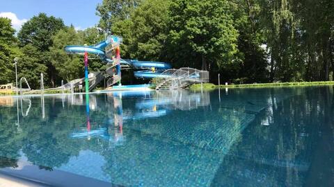 die-wasserrutsche-und-das-attraktionsbecken-des-brandlbad-neuburg