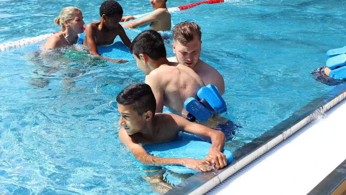 schwimmer-im-becken-des-brandlbad-neuburg