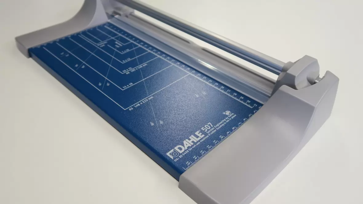 dahle-rollenschneider-in-grau-blau-mit-millimeter-angaben