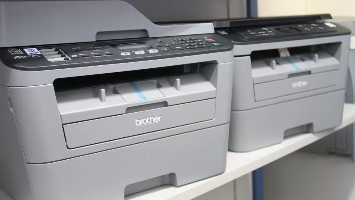 neue-grau-schwarze-drucker-mit-scanner-im-regal