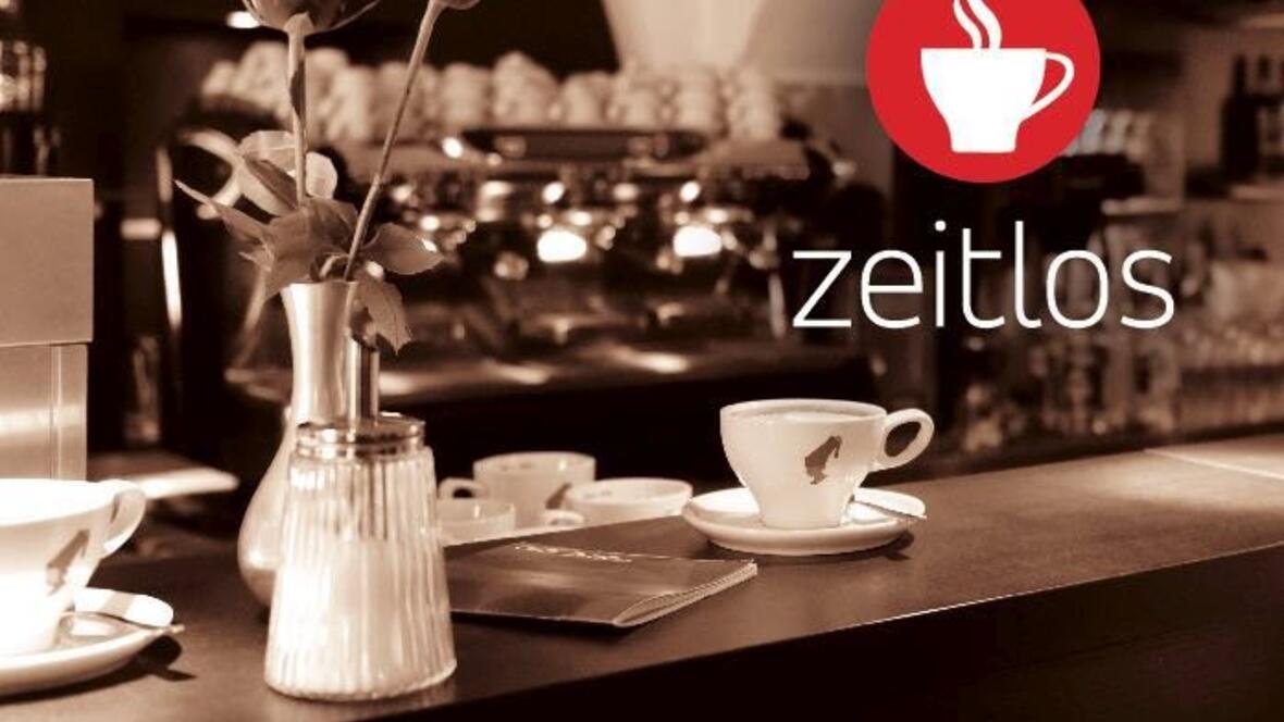 cafe-zeitlos-neuburg-am-schrannenplatz-weisse-kaffeetasse-auf-rotem-grund