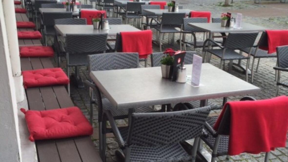cafe-zeitlos-neuburg-sitzplaetze-draussen-nicht-ueberdacht-mit-kissen