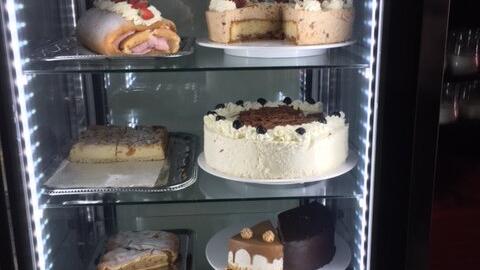 verschiedene-kuchen-und-torten-in-kuchenvitrine