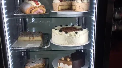 verschiedene-kuchen-und-torten-in-kuchenvitrine