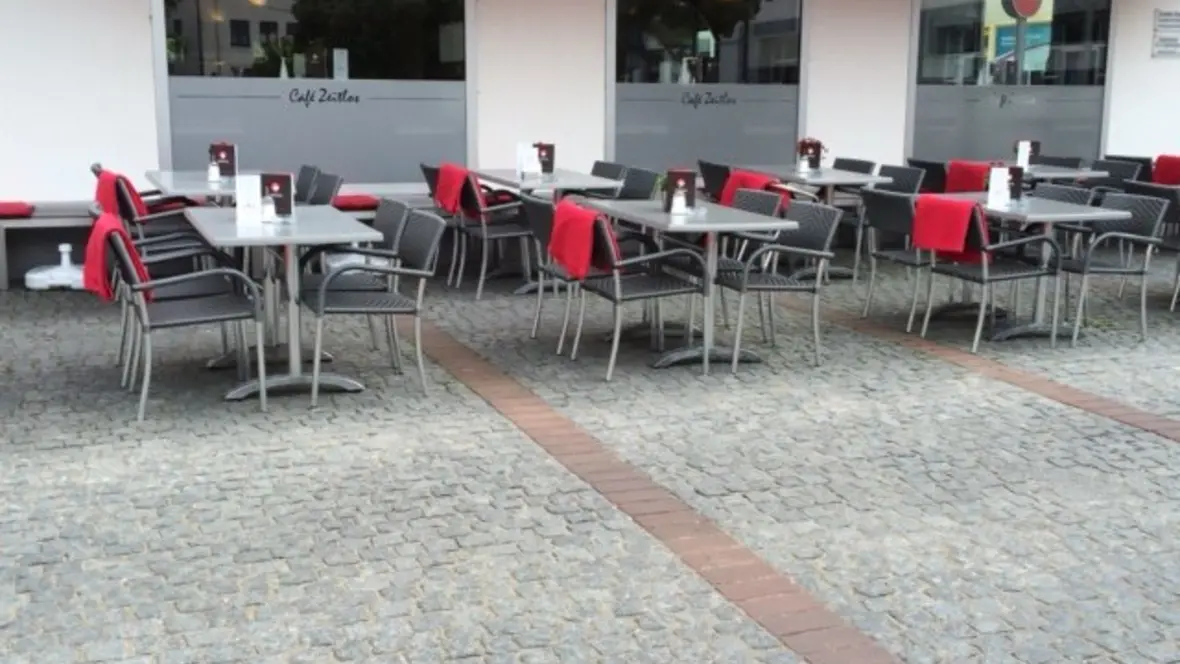 cafe-zeitlos-neuburg-am-schrannenplatz-vorderseite-mit-sonnenschutz