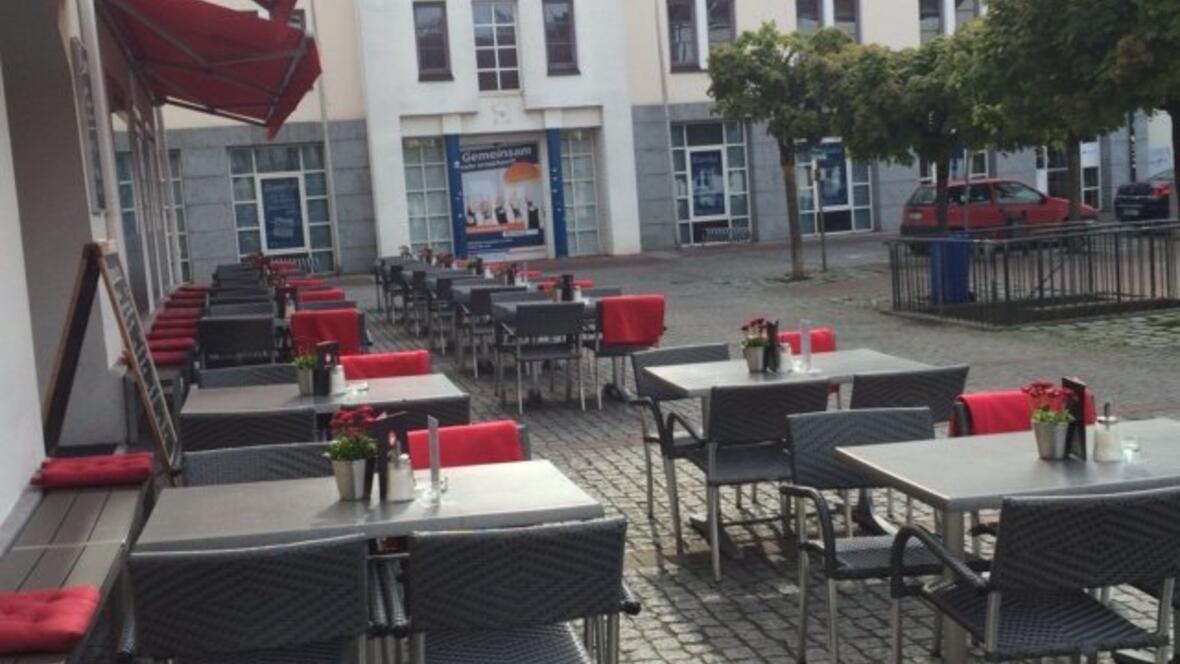 sitzplaetze-draussen-im-sonnenschein-mit-dekoration