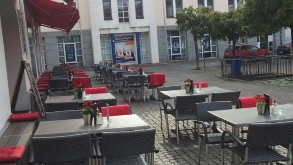 sitzplaetze-draussen-im-sonnenschein-mit-dekoration
