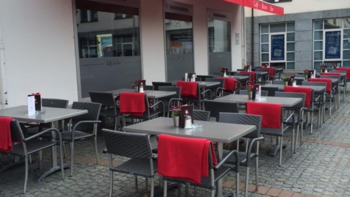 sitzplaetze-draussen-mit-decken-und-blumen