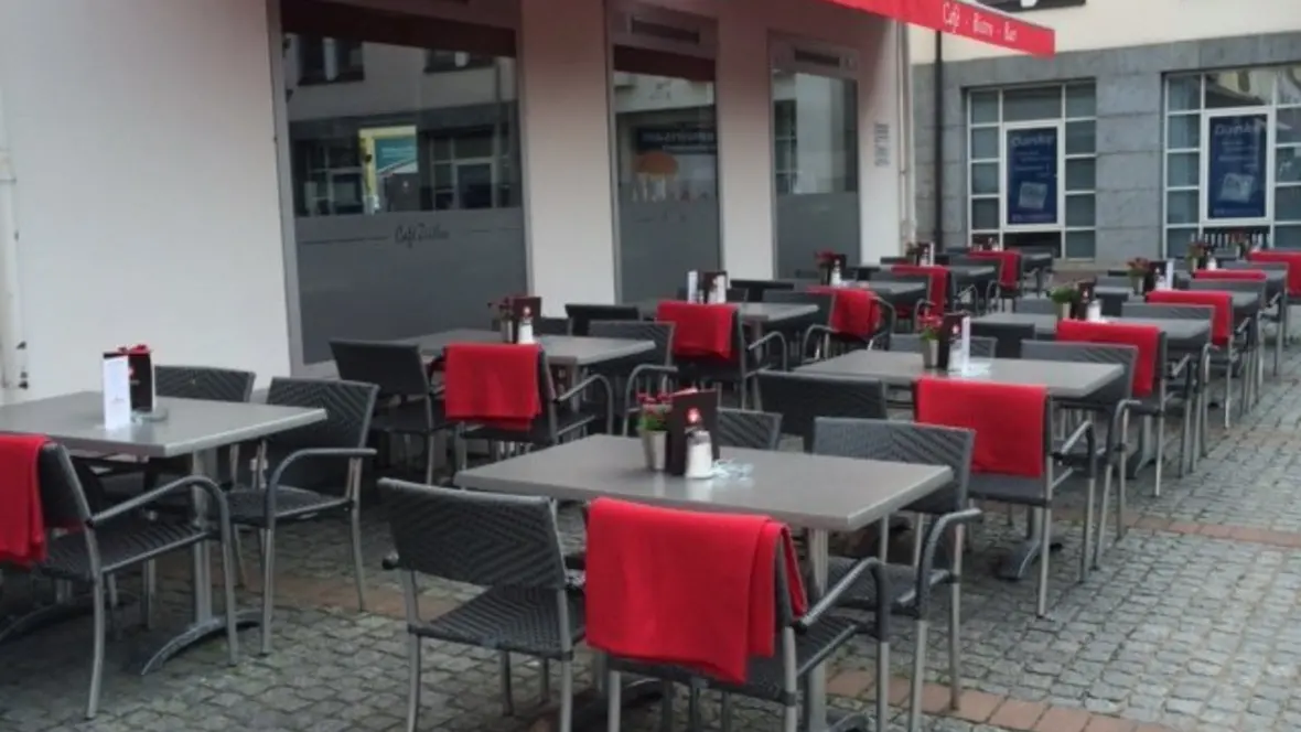 sitzplaetze-draussen-mit-decken-und-blumen