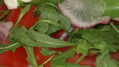 tomate-mozzarella-mit-ruccola-pizzeria-dafranco