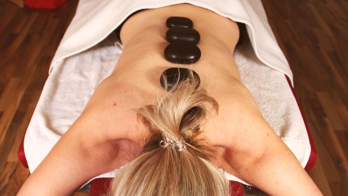 massage-mit-heissen-stein-sorgt-fuer-entspannung-in-ihrem-ruecken
