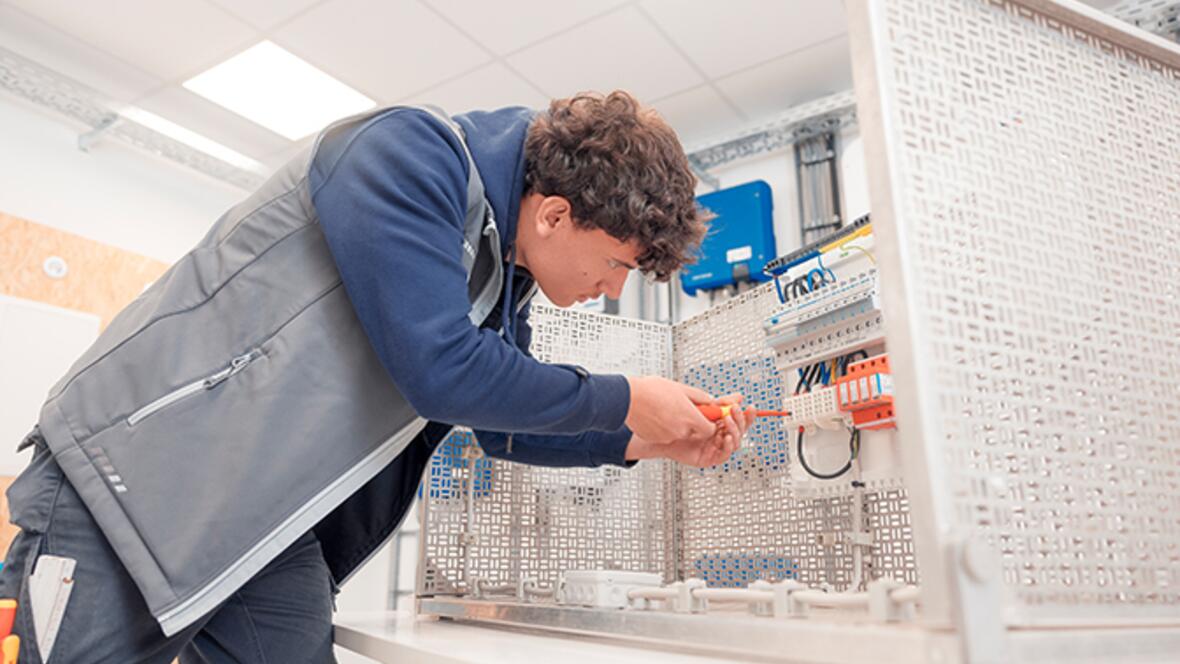 edin_azubi-am_kaefig