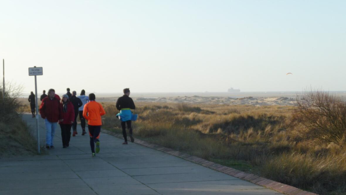 Der Weg durch die Dünen führt direkt zum weiten Strand und zur Nordsee - ideal für Gäste, die eine Ferienwohnung auf Borkum für erholsame Urlaubstage suchen.