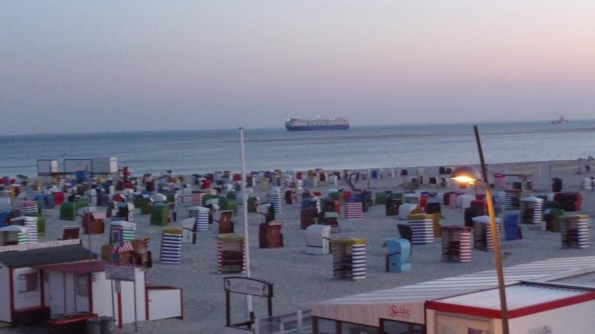Nordsee vor Borkum
Der Sonnenuntergang über der Nordsee sorgt für eine besondere Abendstimmung und zeigt, wie stimmungsvoll ein Urlaub auf der Nordsee Insel Borkum sein kann.