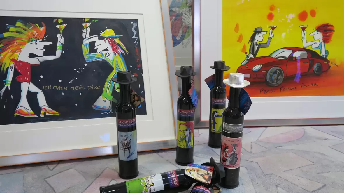 galerie-glaserei-nassler-neuburg-likoer-mit-bilder-im-hintergrund