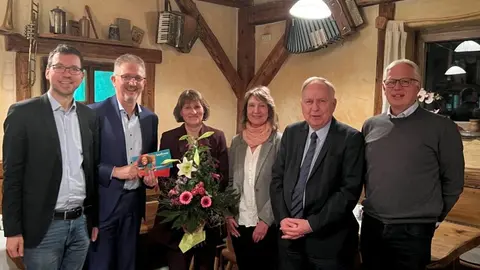 Im Rahmen einer feierlichen Übergabe wurde Ilona Beyer-Stempfle für ihr langjähriges Engagement im Vorstand gewürdigt und ihre Nachfolgerin Heidrun Preissler offiziell begrüßt.