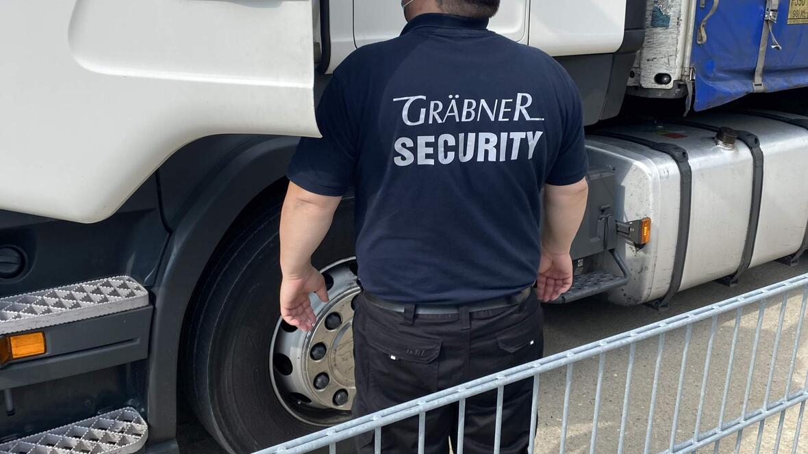 graebner-gmbh-security-mitarbeiter-in-arbeitstshirt