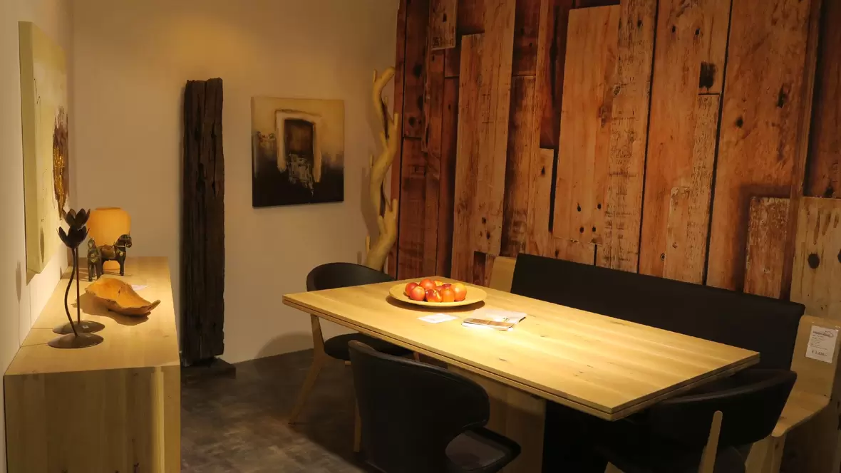 kleine-essecke-aus-holz-mit-dekoration-und-wandschrank