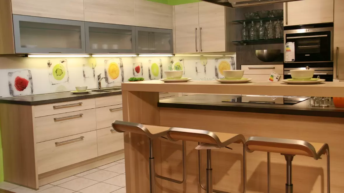moderne-kueche-in-gruen-beige-mit-herd-und-ofen