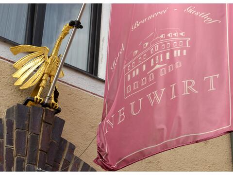 hotel-gasthof-neuwirt-neuburg-logo-auf-flagge