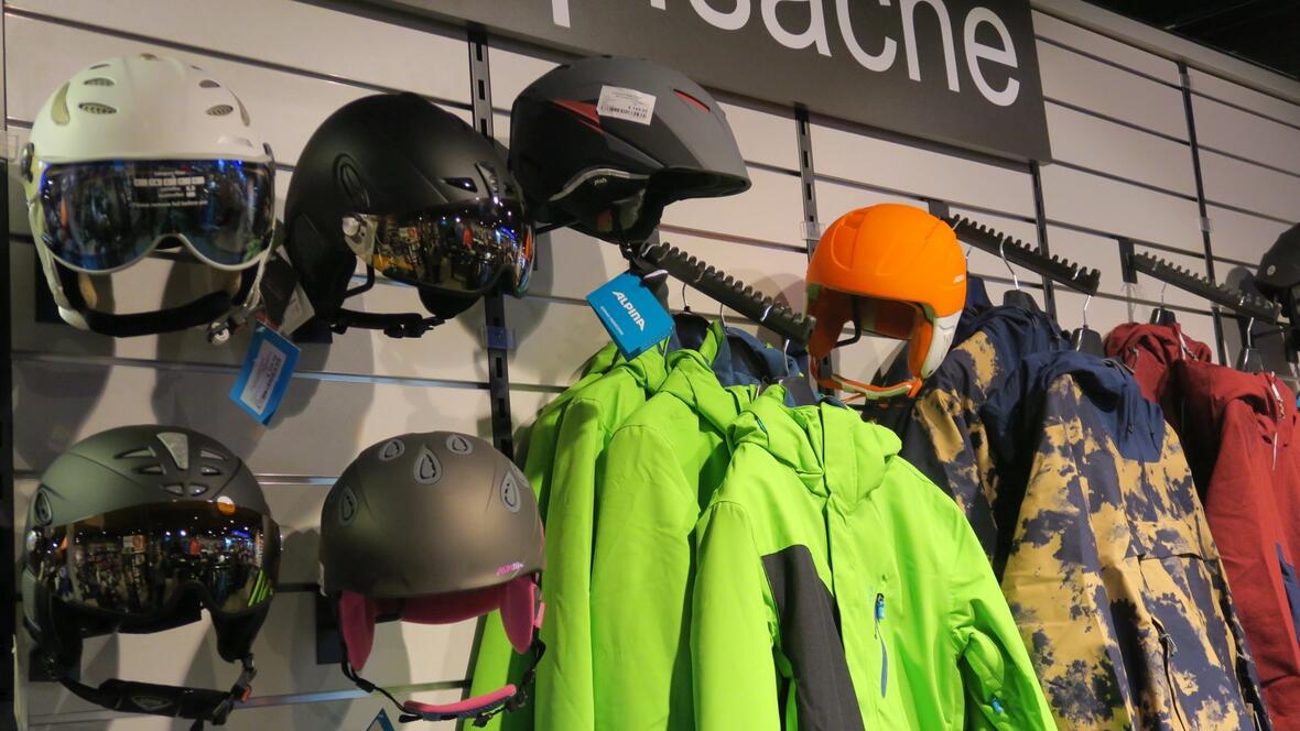 grosse-auswahl-an-skihelme-und-winterjacken
