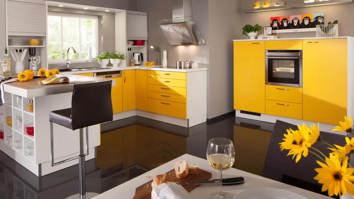 kempfle-kuechen-135-maisgelb-mit-sitzplatz-ofen-und-spuelmaschine