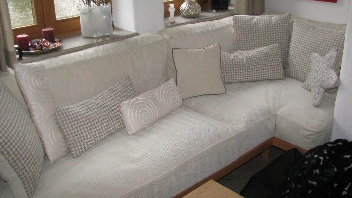 couch-mit-verschiedenen-kissen-formen-in-beige