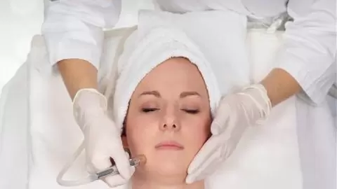Anwendung der Diamant Mikrodermabrasion bei Kosmetik Oppenheimer