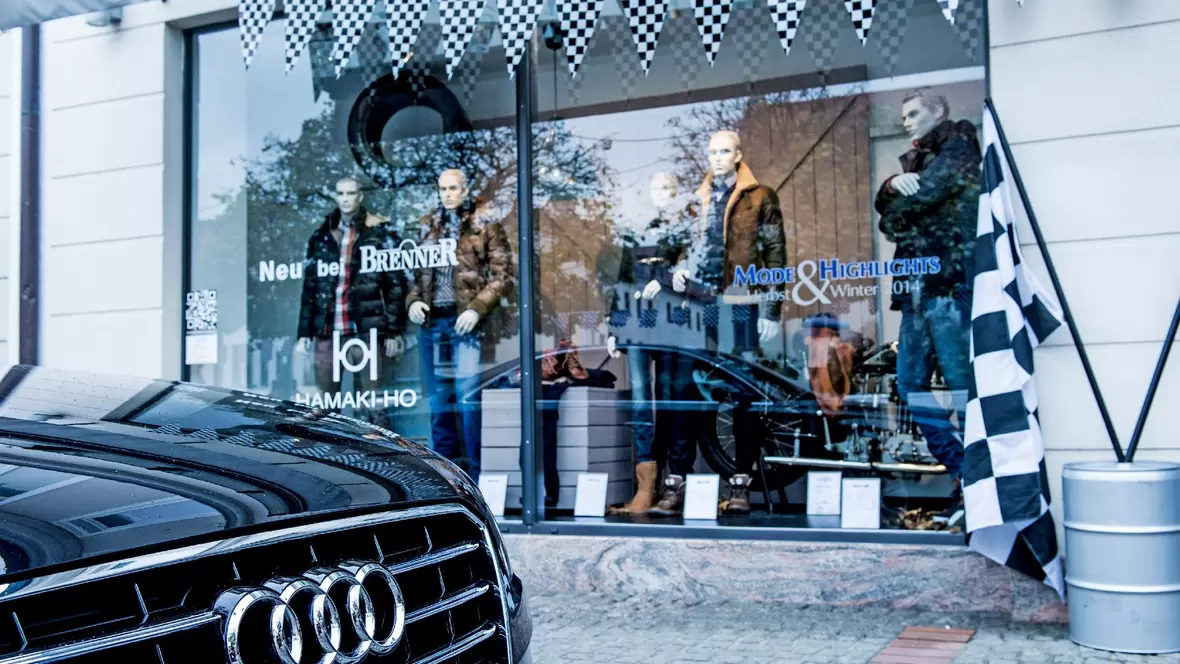 mode-brenner-neuburg-dekoriertes-schaufenster-im-winter