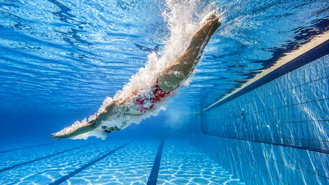 Im Parkbad Neuburg sorgt der erste Sprung ins Wasser für die perfekte Abkühlung an einem warmen Tag.