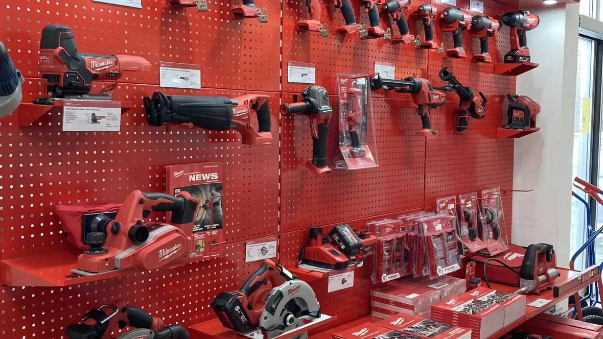rotes-regal-mit-milwaukee-produkten-bei-peter-belousow-neuburg