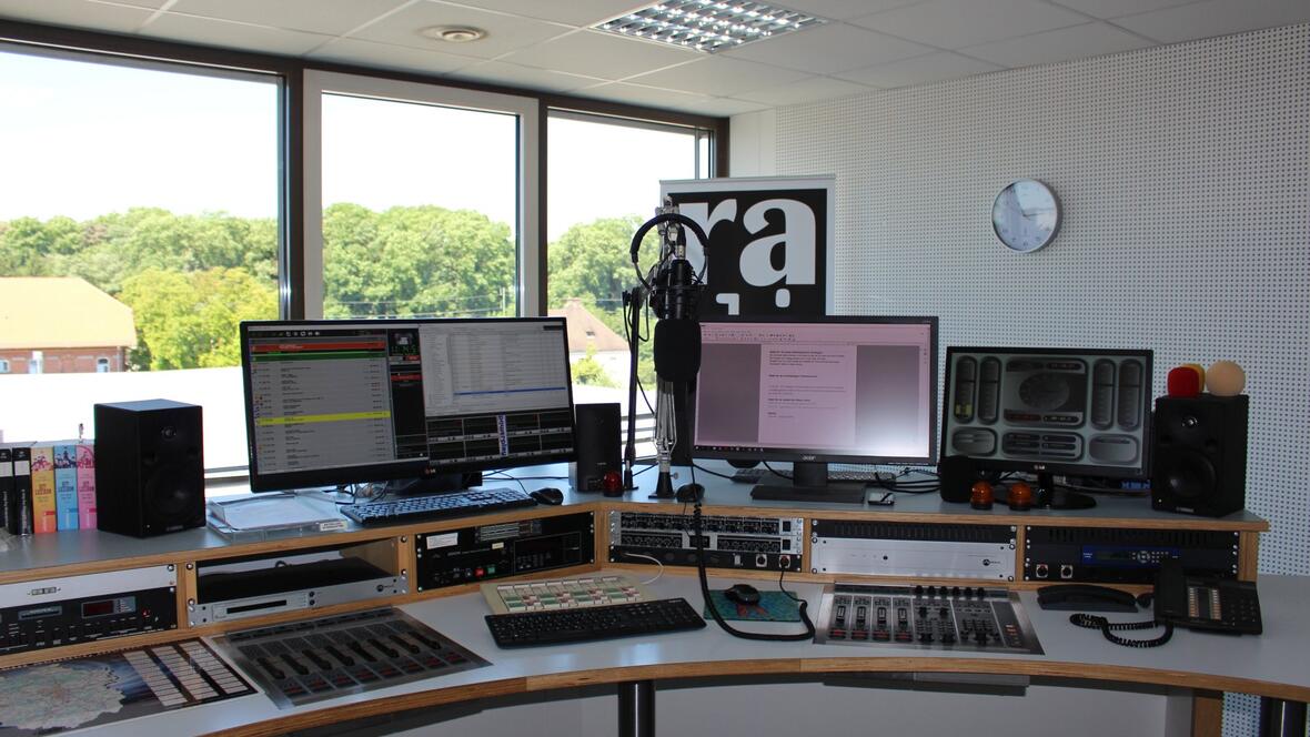 das-studio-von-radio-in-moderen-alte-technik-in-verbindung
