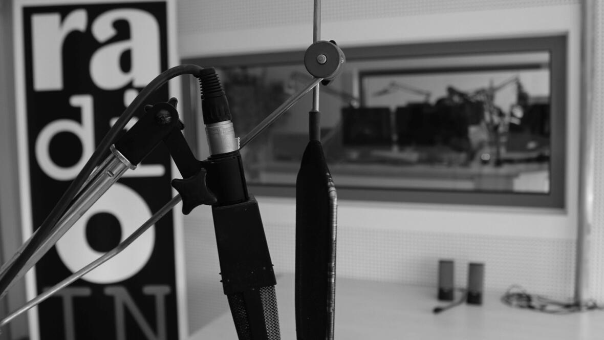 radio-in-neuburg-professionelles-studio-mit-mikrofon-in-grau