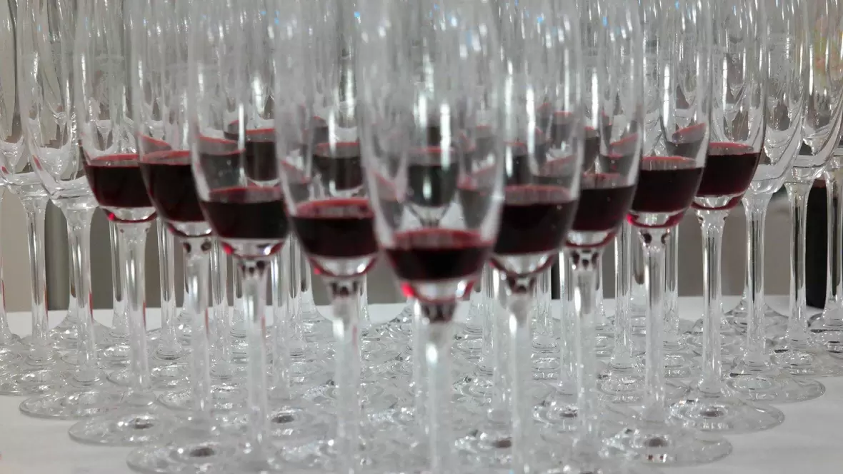 roter-sirup-in-verschiedenen-sektglaesern