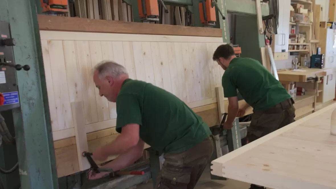 nach-dem-verleimen-wird-das-holz-zum-aushaerten-eingespannt