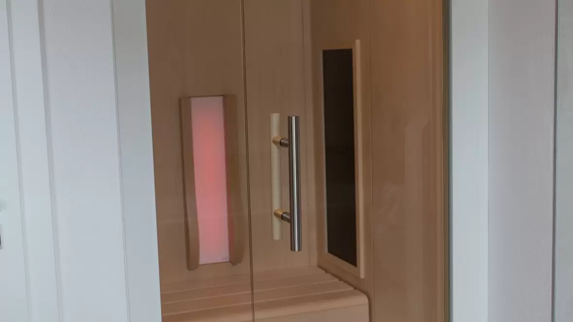 schreinerei-mandlmeier-neuburg-kleine-infrarotkabine-mit-glastuer