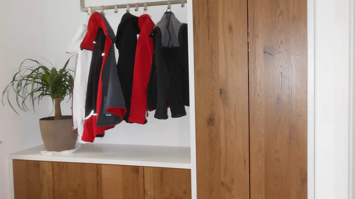 schreinerei-mandlmeier-neuburg-kleiderschrank-in-dunkelbraun-mit-kleiderstange