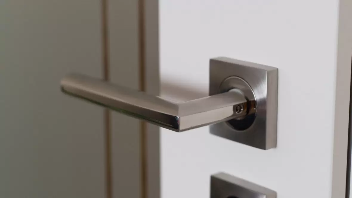 schreinerei-mandlmeier-innentuer-in-weiss-mit-edelstahl-klinke