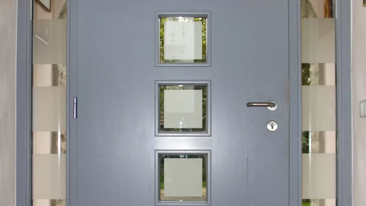 schreinerei-mandlmeier-neuburg-haustuere-mit-glas-fenster-in-blau-grau