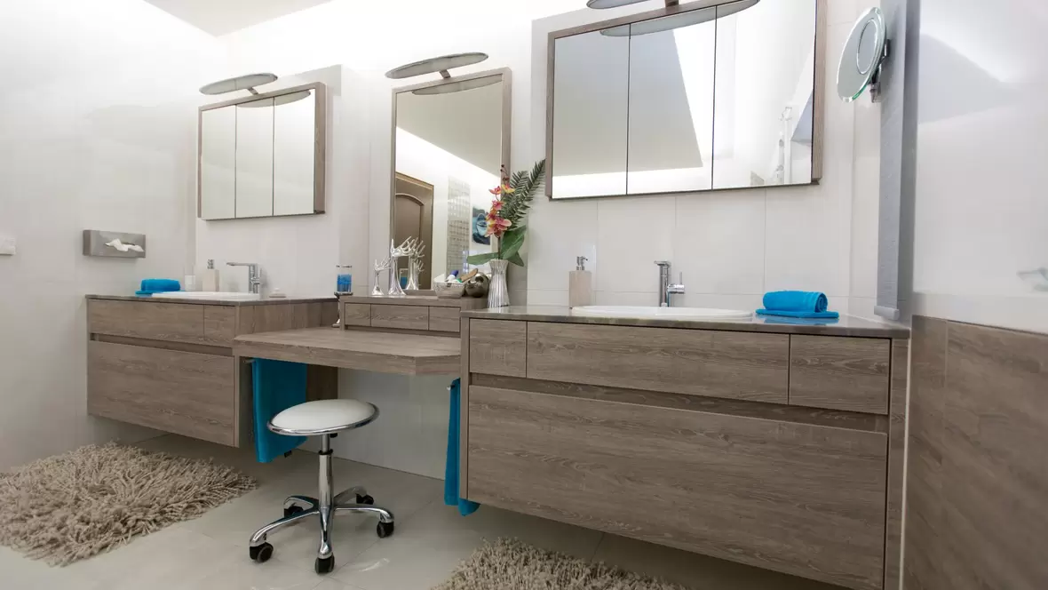 grosses-badezimmer-mit-haenge-tisch-und-haengeschraenken-in-braun