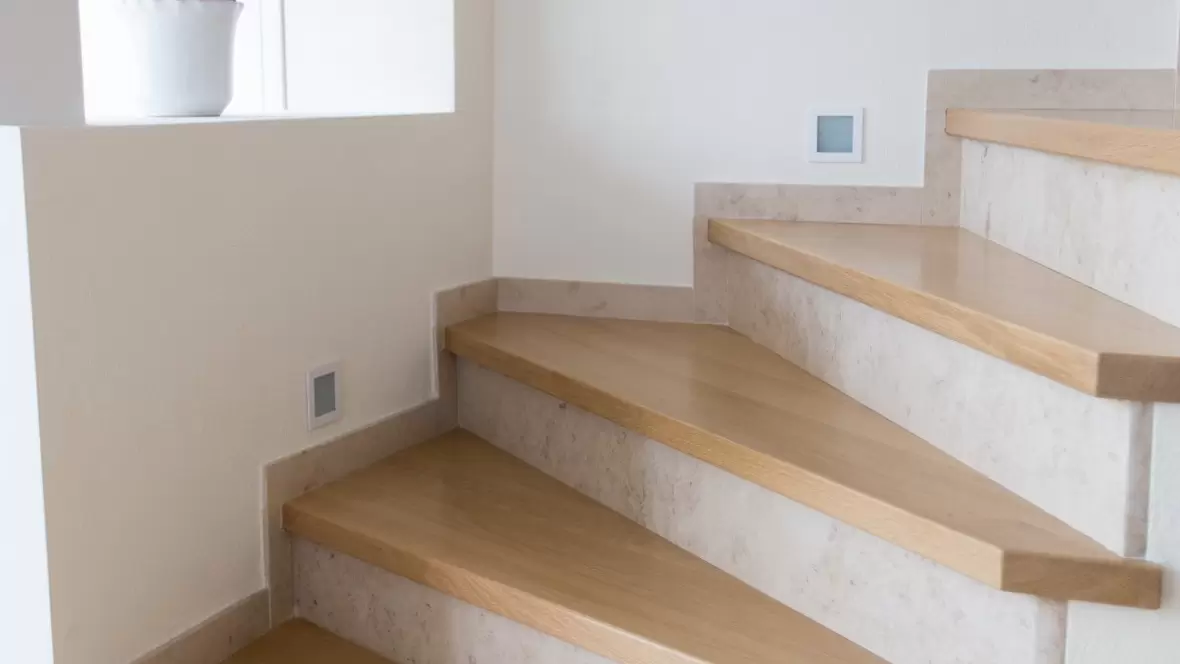 treppenaufgang-mit-kurve-holzstufen-in-hellbraun