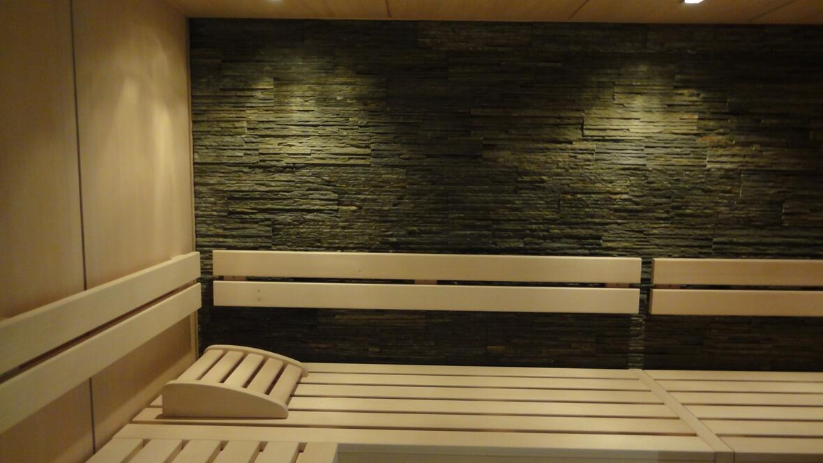 sauna-landschaft-mit-schiefer-wand-und-beleuchtung